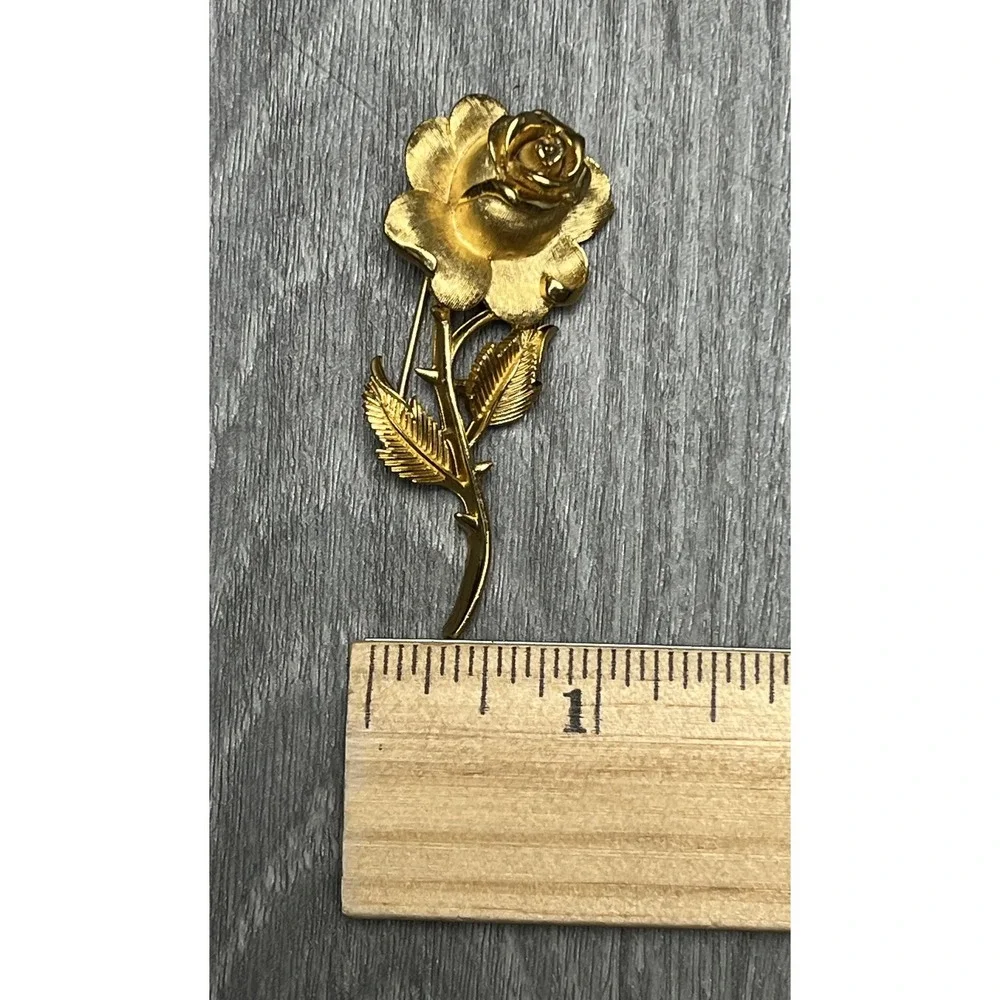 Vintage TRIFARI Gold Tone‎ Rose Flower Stem Brooch Pin Brushed Finish Floral